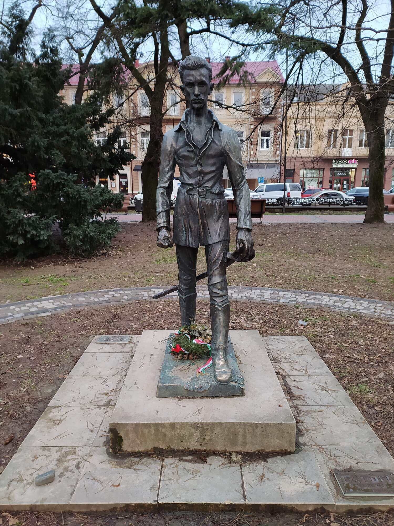 Бронзовий пам’ятник поетові-революціонеру Шандору Петефі, встановлений 1990 року в Ужгороді